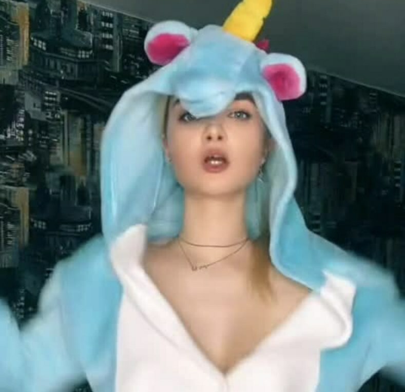 Streamer flashes her boob