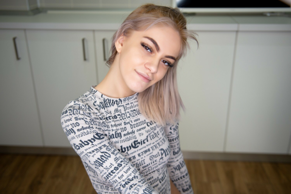 Ariana's Sensual Oral VR Thrill in 4K - Image 1