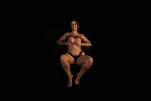 Taylee Wood in Noir: Sultry Solo Tease in 4K - Image 3