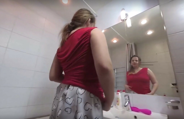 Lina's Hot Chubby Solo Play with Toy in VR - Image 1