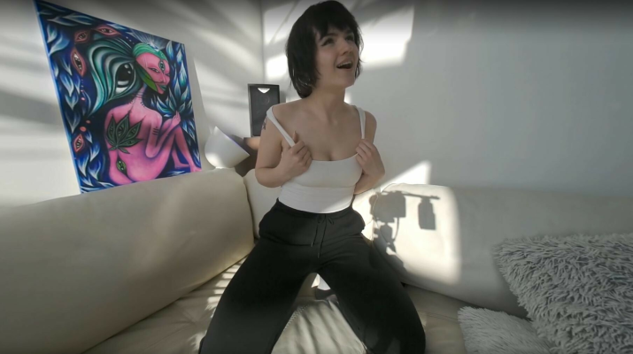 New Girl Short Hair Brunette Sofie Has Big Boobs White Casting Couch Fingering With Her Pussy - Image 1